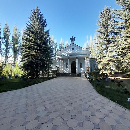 كاراكول Waterfall In The Yard المظهر الخارجي الصورة